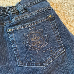 Byxor - Straight-leg rhinestone jeans som är i bra skick. Innerbenslängden är 74,5 cm. Ytterbenslängden är 103 cm och midjemåttet är 41cm.