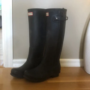 Svarta Hunter Stövlar - Säljer ett par hunter stövlar i nyskick utan defekter. Köpta för ett par år sedan men har aldrig kommit till användning. Nypris är runt 1200-1300kr. I storlek 36 men passar även mig som har storlek 37/38. Kontakta mig gärna vid intresse!