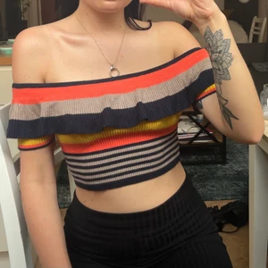 Unik topp  - Färgglad topp från Urban outfitters, nyskick 🌞