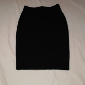 Knälång kjol från New Yorker  - En helt ny svart knälång kjol som är väldigt bekväm att ha på sig. Storlek är 34 /S. Den passade tyvärr inte på mig, har aldrig använt den. 