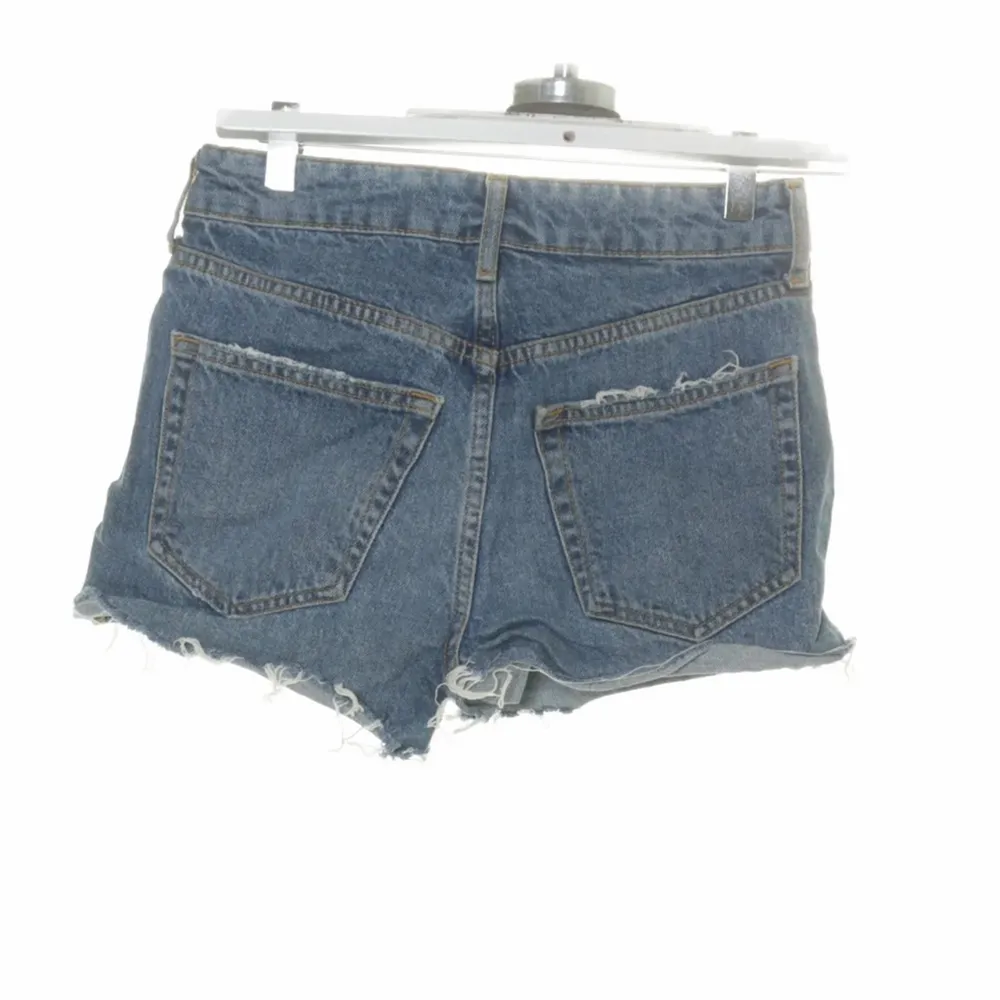 snygga jeansshorts jag köpte från sellpy som tyvärr va lite för små för mig! storlek 34 och helt perfekta ❤️😍. Shorts.