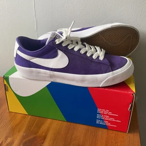Nike blazer court purple - Nästintill helt oanvända Nike blazer.  Säljer pga att jag redan har en del skateskor:)