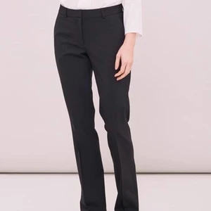 Kostymbyxor  - Newtonske kostymbyxor - original pris 1600. Raka, låg/medel midja. Långa ben. Väldigt sköna och använda ett fåtal ggr. Mycket bra skick. Storlek 42 men har använts av en 38/40 