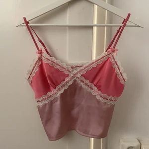 Urban Outfitters linne, storlek S - Ett jättefint linne från Urban Outfitters. Använd ett fåtal gånger. Den har en fläck på framsidan som knappt syns. 