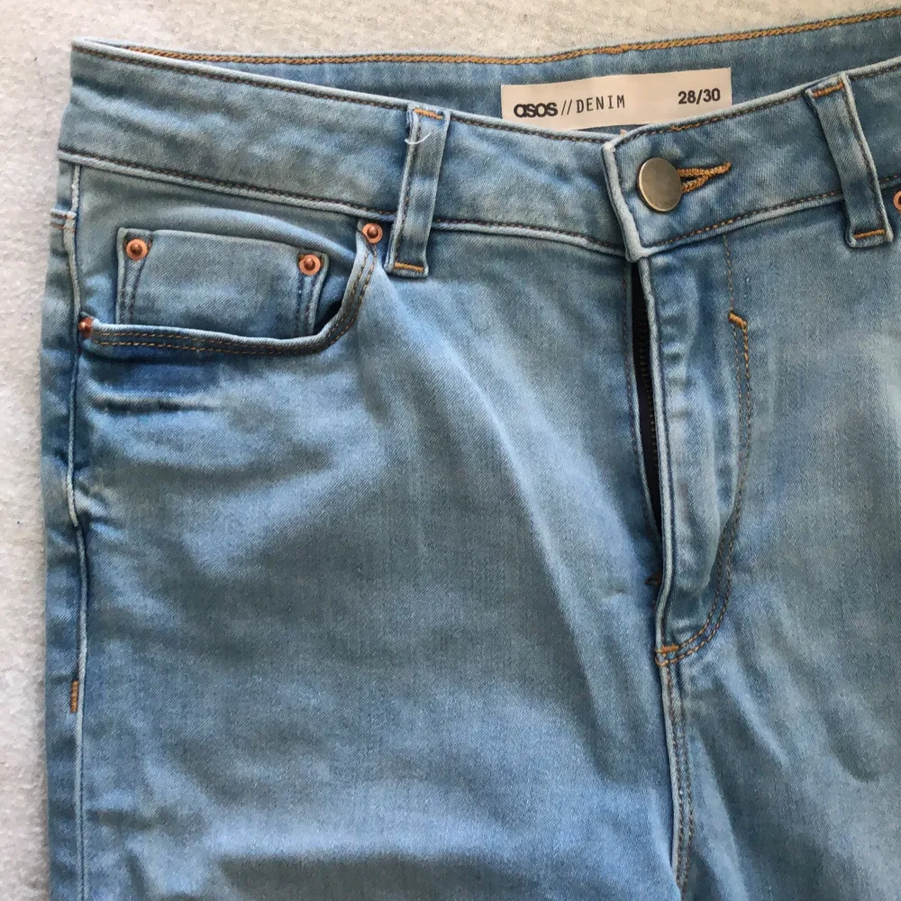 Ljusblåa stretchiga jeans från ASOS i storlek 28/30. Passar storlek S/M. Nyskick, knappt använda. . Jeans & Byxor.