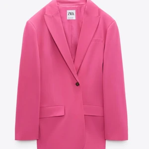 Rosa oversized blazer ZARA - Blazern är helt oanvänd. Besällde hem den och testade den men den var för stor för mig som är 167cm lång. Hann inte skicka tillbaka den inom 2 veckor. Skriv vid önskemål av egna bilder på blazern! Ordinarie pris: 699kr Mitt pris: 350kr