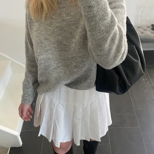 Vit kjol - Jättefin vit kjol ifrån bikbok med prislappen kvar. Paketet skickas med PostNord och frakten ingår ej i priset. Kjolen är köpt för 299 och ganska liten i storleken.