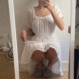 En fin sommar klänning  -  En fin vit sommarklänning, var av jag har tagit en tyg bit och använd som bälte. Den har ett litet hål på sidan så kan skicka bild på det för dom som är intresserade. Men om du har några frågor eller vill ha fler bilder är det bara att kontakta mig ☺️