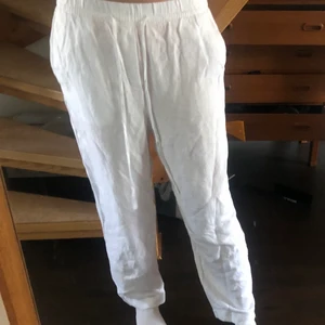 Linnebyxor  - Säljer mina linnebyxor för att dom är för korta för mig. Skriv för fler bilder säljer bara vid bra bud💖🥰