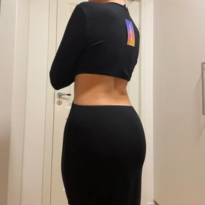 Svart långklänning  - Svart långklänning med cut outs. Fin rygg. Nyskick! Lapp kvar. Storlek 36. Hellång på mig som är 160cm. Mjuk och stretchig. Fraktkostnad 49kr.