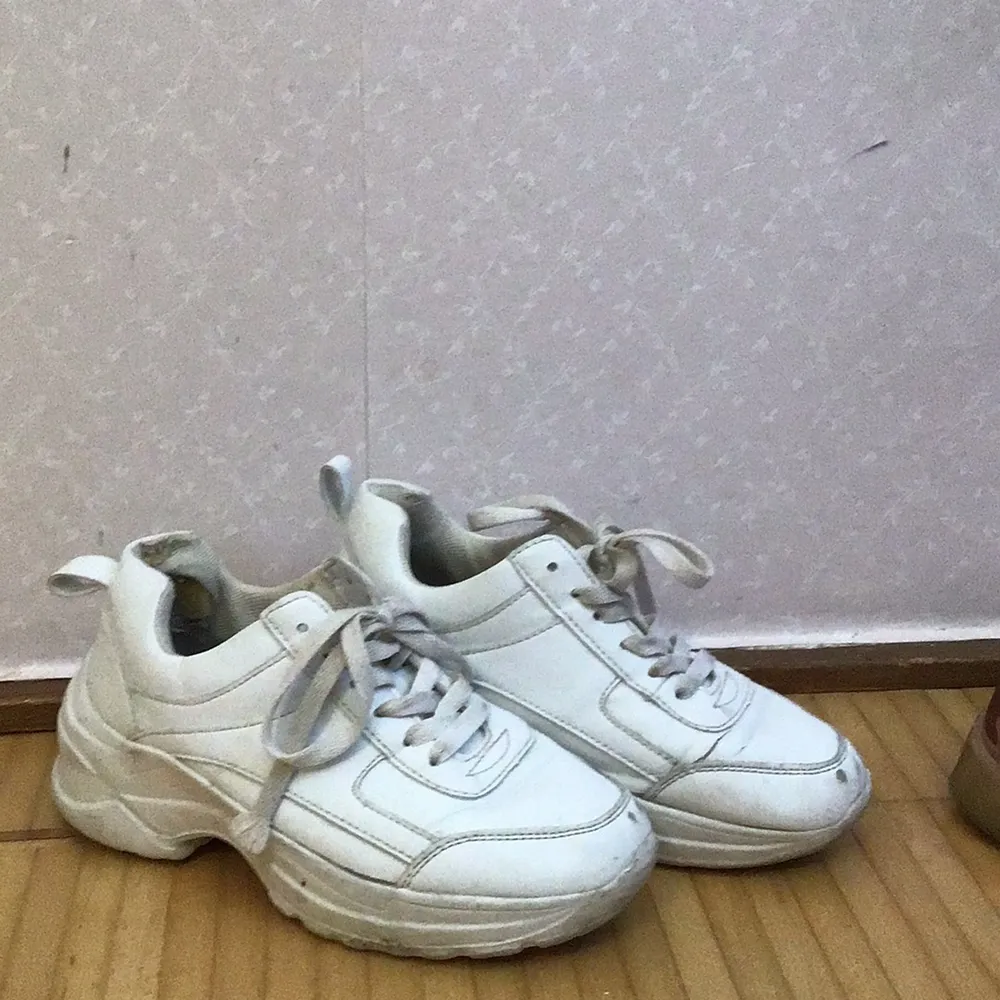 De här skorna ääääällllssskkkaaarrr jag men de har blivit för små för mig de är i storlek 34 skorna är långa och sköna att ha på sig . Skor.