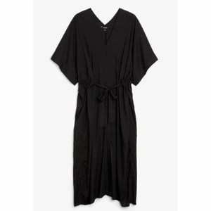 Svart kaftan monki - Lånade bilder!  Svart kaftan från monki storlek xs/s. Ny utan lapp. Säljer då den inte kommit till användning och bara hängt i garderoben. 