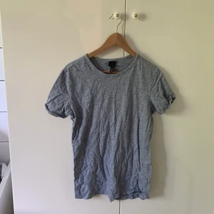 T-shirt  - En randig T-Shirt. Blå. Dubbelvikta ärm fast sydd.