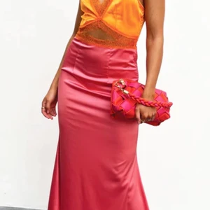 Never Fully Dressed klänning - Fantastisk klänning i stl L i silkigt material m stretch 1300:-från det härliga engelska märket Never Fully Dresssed.  Helt ny i förpackning!