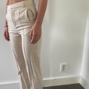 Linnebyxor - Beiga linnebyxor från Queen of jetlags x NAKD,  strl 34. Perfekta till sommaren. Jag är 168 cm lång och bär oftast xs/s. 