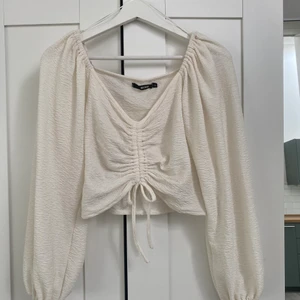 Vit topp från BikBok - Fin topp från Bikbok, använd ett fåtal gånger. Storlek M