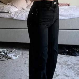 Säljer dessa svarta Jeans från Zara. De är knappt använda och är i väldigt fint skick. (Lånade bilder).