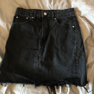 Jeanskjol från Gina Tricot - Svart jeanskjol med slitningar från Gina tricot, knappt använd.