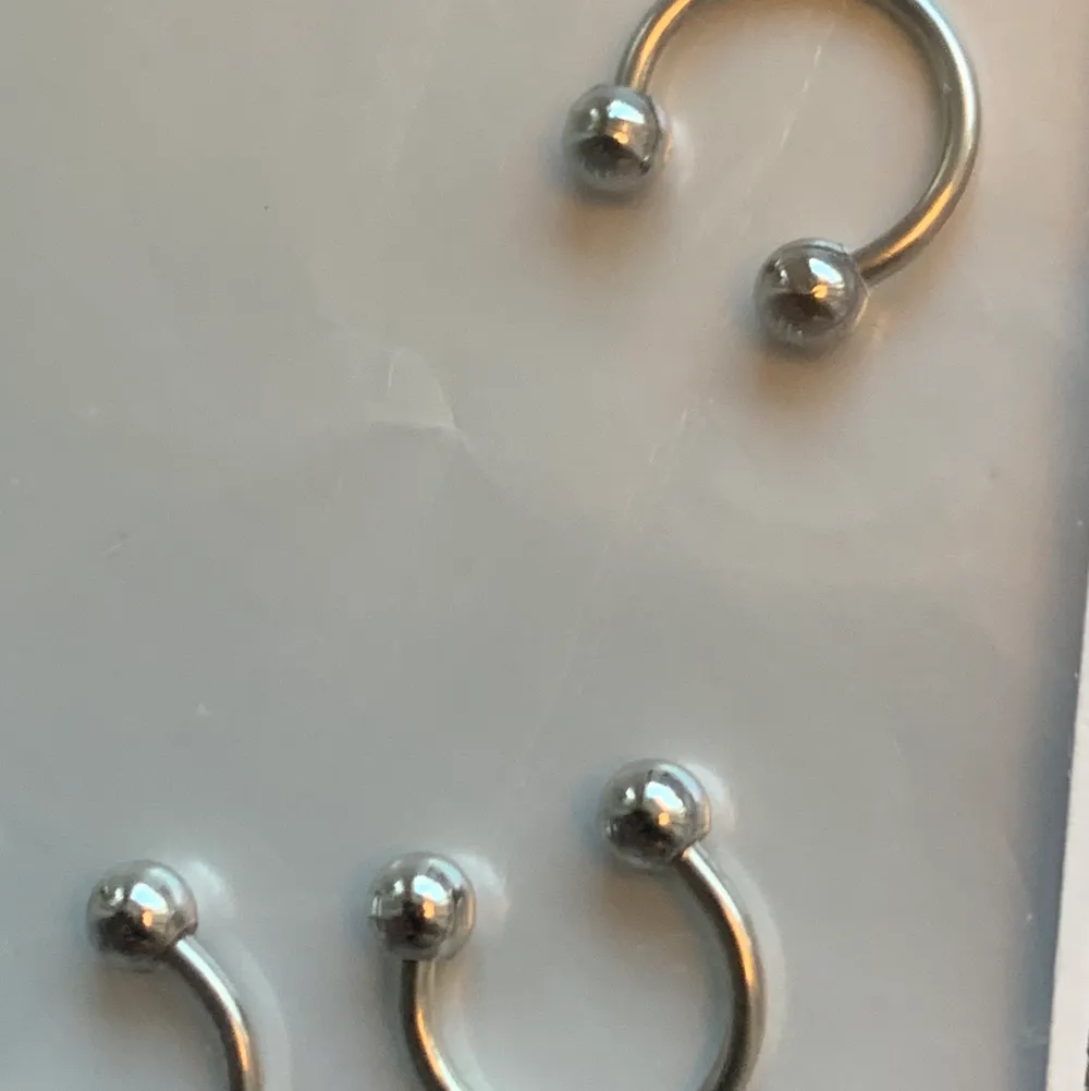 säljer tre stycken septum piercingar, självklart oanvända. 1 för 25kr alla 3 för 40kr. Fri frakt!!. Accessoarer.