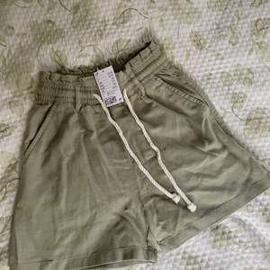 Shorts från hm i grön kakifärg, aldrig använda med prislapp kvar. Storlek 32, skulle säga att de passar en 34 lika bra
