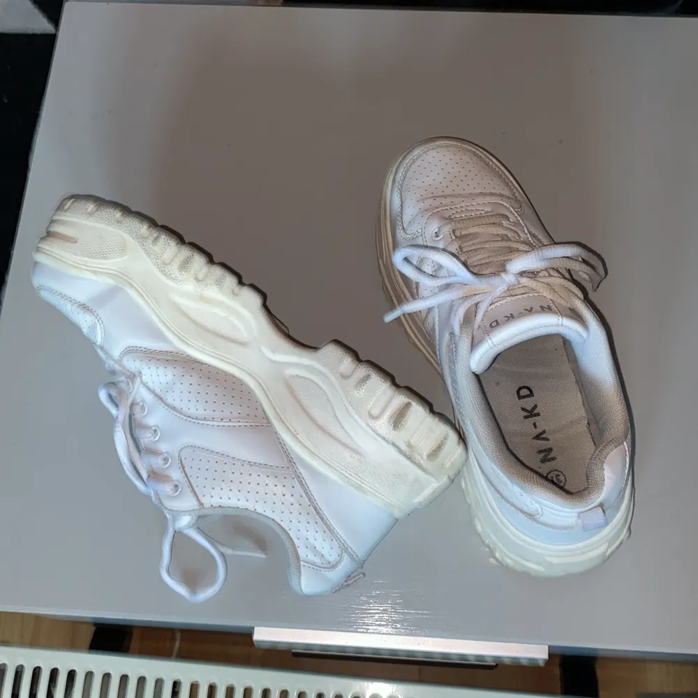Säljer ett par vita skor med benvit sula pga för små och därav knappt använda.   Vill du se hur dem sitter på så skicka ett meddelande:) . Skor.
