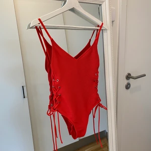 Baddräkt - Röd baddräkt i superfint skick. Storlek 36. 150kr + frakt 52kr.