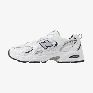 New Balance 530 - Säljer den populära modellen av new balance skor (530) som ofta är svår att få tag på. De är använda ett fåtal gånger men kommer inte till användning längre💕