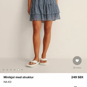 Blå kjol - Blå blomning kjol från NA-KD i storlek 40. Aldrig använd. Köparen står för frakt!💗