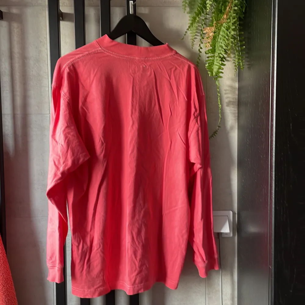 Långärmad rosa tröja från Yardsale i storlek L som använts två gånger. . Skjortor.