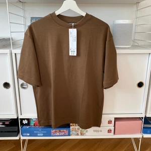 Brun t-shirt från uniqlo  - Helt oanvänd, kan hämtas i Telefonplan, annars står köparen står för frakt 🥰