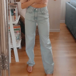 90’s jeans  - Säljer ett par helt nya jeans i storlek 34 men mer som en 36. Alla lappar finns kvar. Nypris 599kr. Bud över 250kr. Alternativ byte mot annat i samma prisklass. 