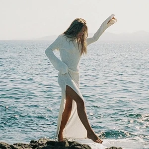 Hanna schönberg x NAKD vit klänning - SLUT SÅLDA! Har två st S & XS. BUD PÅ 700, Dm för att lägga bud eller köpa direkt.   Slut sålda senaste Hanna Schönberg collab med nakd klänning i vit. Den här klänningen har en djup v-ringning, långa ärmar med breda manschetter, en maxi-längd med en sido