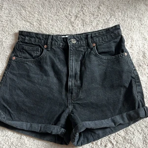 Jenas shorts’ - Säljer ett par fina shorts från Zara! Aldrig använt