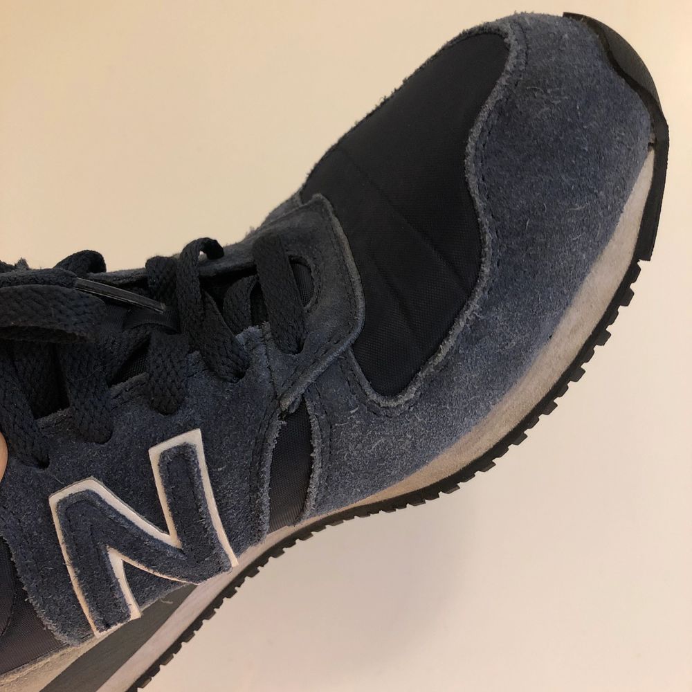 Sneakers från New Balance, modell Sneakers. Storlek: 40 Material: Mocka/ sneakers material Anmärkning: Annat. Använda men i gott skick .. Skor.