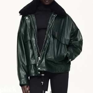 Zara jacka med stor krage - Skitsnygg jacka från Zara i den finaste gröna färgen!! Den har en stor krage i teddymaterial som dock går att ta av. Den har inga slitage, och är köpt i storlek L för en lite mer oversized fit💚💚💚 