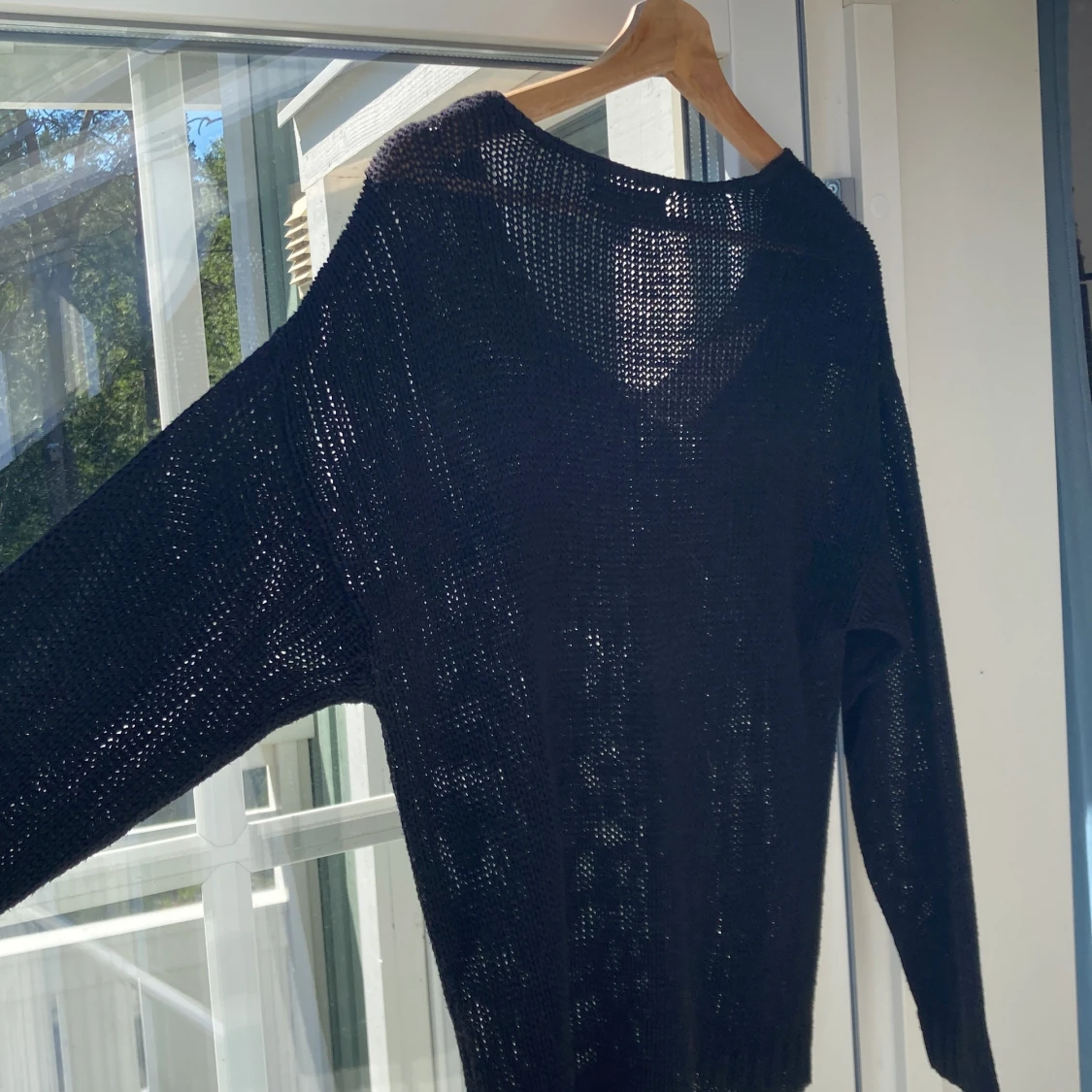 Svart stickad tröja med V-ringning - 91