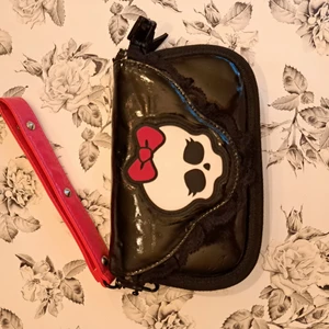 Monster high handväska - En monster high hand väska med spets. 