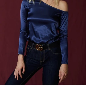 Off shoulder topp i satin - Satintopp i marinblått/kornblå. Strl S. Använd enstaka gånger