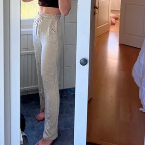 Linnebyxor  - Lånade bilder! Säljer vidare dessa snygga linnebyxor som ja köpte av en tjej här på Plick pga de var för stora för mig. 