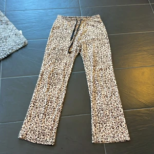 Byxor  - Hej! Detta är ett par gina byxor i strl S säljer dessa för dom inte är i min smak längre 🫶🏻