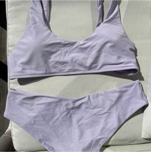 Bikini - Köpt på Plick men säljer för att den inte passade tyvärr..🥺 ljuslila med ganska låg rygg från Shein i storlek M🤍