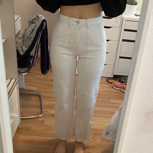 Jättefina knappt använda jeans från Cubus💕 De köptes för några år sedan, och jag har använt de max 5 gånger sedan dess.💗💗 Jag är 167 cm och de går till ungefär anklarna på mig<3 Köparen står för frakt!! Köparen står för frakt!!