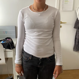 Vit tröja från  - Jag säljer denna vita tröja för 20 kr plus frakt, men priset kan diskuteras. 