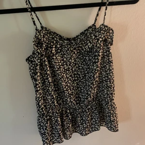 Sommrigt linné  - Ett BIKBOK liné som är öppen där bak i ryggen din och hel💕