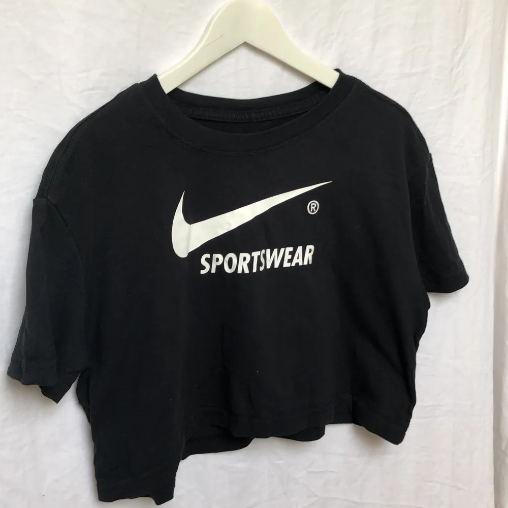 Svart Nike cropped t-shirt. T-shirts.
