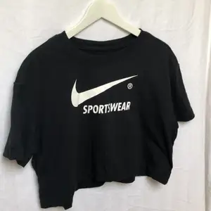 Svart Nike cropped t-shirt