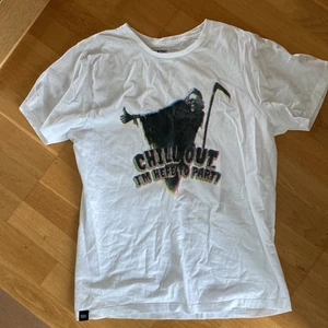 Dedicatedbrand - En fin tröja vit tröja och ganska mycket använd som ni ser den är storlek M och kommer från dedicatedbrand.com  frakt:39kr