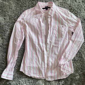 Sommar skjorta - Superfin skjorta från Tommy Hilfiger som tyvärr inte används längre. Toppskick. Köparen står för frakten 💕