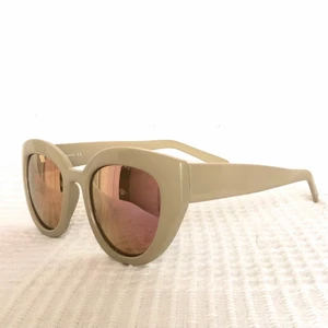 Solglasögon  - Snygga brillor, fraktar eller möts i Fridhemsplan ⭐️🤝