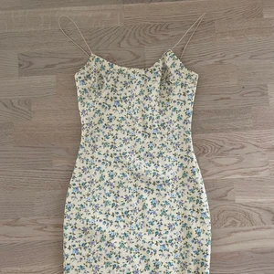 Miniklänning - Kort tight blommig klänning från Nelly, köpt för längesen. Stl XS men passar mig som vanligtvis har S/M, 150kr inkl frakt 🌷